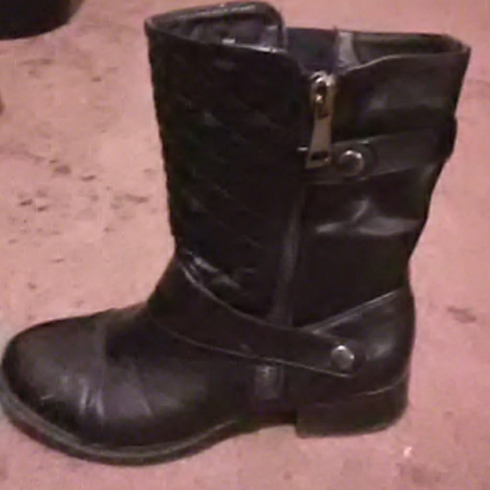 Sheena black leather boots.